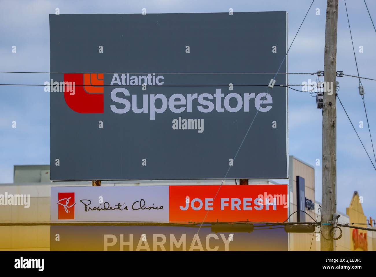 Banner auf der Straße des Atlantic Superstore. Kanadische Supermarktkette für Lebensmittel, Elektronik. HALIFAX, NOVA SCOTIA, KANADA Stockfoto