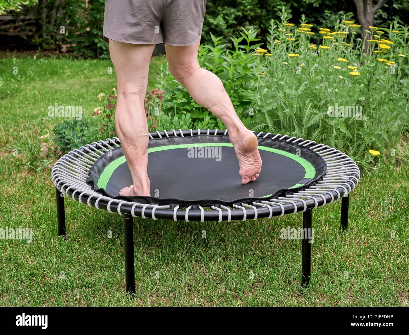 Füße auf dem trampolin -Fotos und -Bildmaterial in hoher Auflösung – Alamy