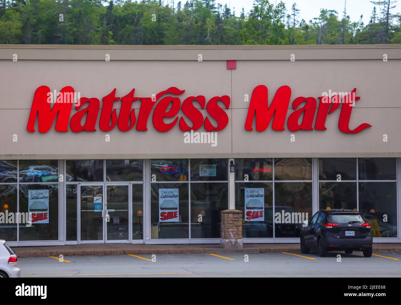 Mattress Mart Store vor dem Hotel. Kanadische Kette von Geschäften spezialisiert auf Matratzen, Basen, Möbel, Sofas. HALIFAX, NOVA SCOTIA, KANADA - JUNI 2022 Stockfoto