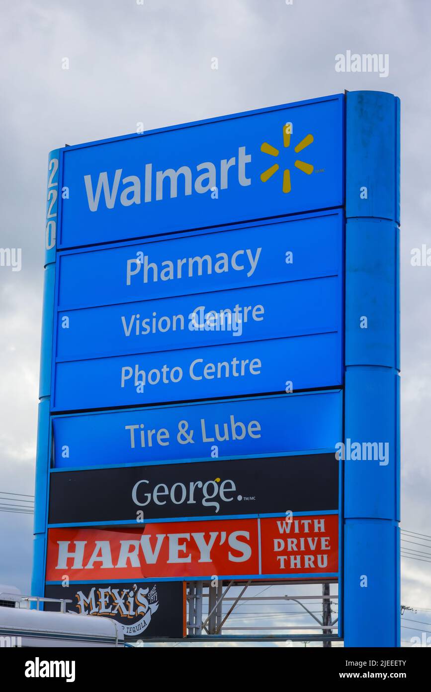 Banner am Straßenrand von Walmart. Wal-Mart Store ist ein US-amerikanisches multinationales Einzelhandelsunternehmen, das Supercenter-Ketten betreibt. Halifax, Nova Scotia, Kanada Stockfoto
