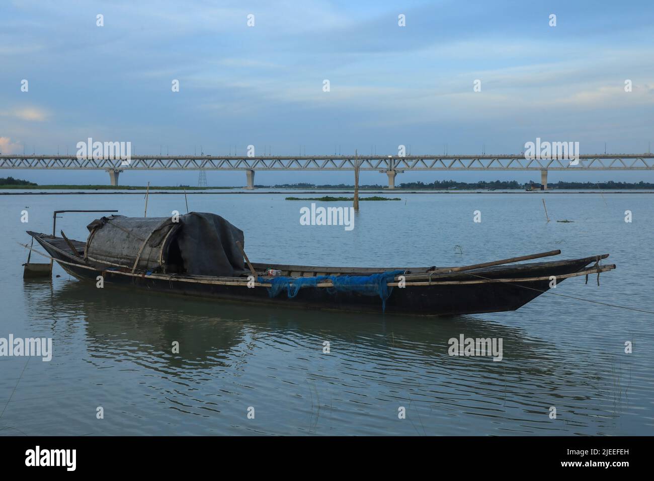 Dhaka, Bangladesch. 26.. Juni 2022. Blick auf die Padma-Brücke in Bangladesch. Insgesamt 15.200 Fahrzeuge überquerten die Padma-Brücke in den ersten acht Stunden nach ihrer Öffnung für die Öffentlichkeit. 8.438 dieser Fahrzeuge überquerten die Brücke vom Mawa-Ende der Brücke und der Rest der 6.762 vom Zajira-Ende. Bangladesh Bridge Authority sagte, dass insgesamt TK 8,21 Millionen (TK 82, 19.500) als Maut von 6:00am bis 2:00pm am Sonntag gesammelt wurden Kredit: SOPA Images Limited/Alamy Live News Stockfoto