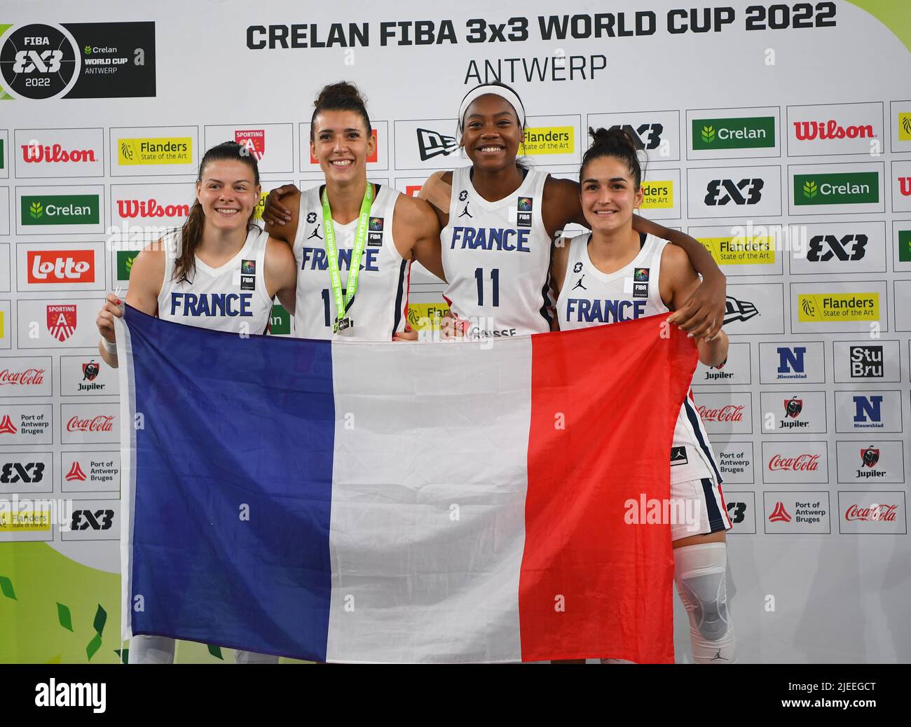 Antwerpen, Belgien. 26.. Juni 2022. Marie-Eve Paget, Laetitia Guapo, Myriam Djekoundade und Hortense Limouzin (von L nach R) posieren nach dem Gewinn des FIBA 3X3-Weltcup-Damenfinalmatches zwischen Frankreich und Kanada in Antwerpen, Belgien, am 26. Juni 2022. Quelle: Ren Pengfei/Xinhua/Alamy Live News Stockfoto