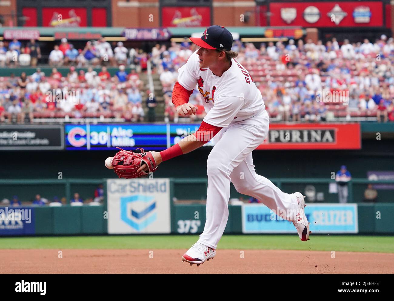 St. Louis, Usa. 26.. Juni 2022. St. Louis Cardinals Nolan Gorman versucht, den Ball mit seinem Handschuh in die erste Basis zu werfen und versucht, Chicago Cubs Ian Happ im ersten Inning im Busch Stadium in St. Louis am Sonntag, den 26. Juni 2022 zu holen. Foto von Bill Greenblatt/UPI Credit: UPI/Alamy Live News Stockfoto