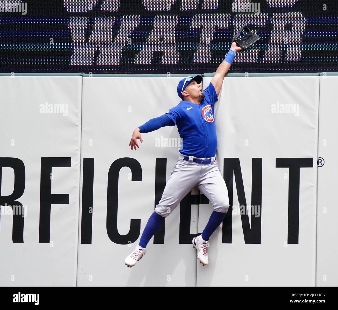 St. Louis, Usa. 26.. Juni 2022. Chicago Cubs Rafael Ortega geht gegen die Wand, kann aber nicht in die Nähe eines Home Run Ball aus der Fledermaus von St. Louis Cardinals Brendan Donovan in der dritten Inning im Busch Stadium in St. Louis am Sonntag, 26. Juni 2022. Foto von Bill Greenblatt/UPI Credit: UPI/Alamy Live News Stockfoto