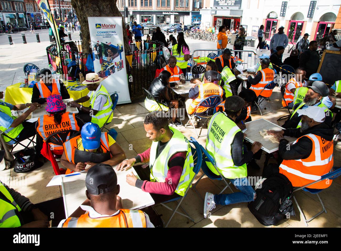 London, Großbritannien. 25.. Juni 2022. Mitglieder des Brixton Unmantals Dominos Club spielen Dominos auf dem Windrush Square in Brixton. Die Windrush-Generationen sind karibische Einwanderer und ihre Nachkommen, die am 22. Juni, dem Tag, an dem HMT Empire Windrush 1948 an den Tilbury Docks ankam, an die Küsten Großbritanniens kamen. (Foto: Thabo Jaiyesimi/SOPA Images/Sipa USA) Quelle: SIPA USA/Alamy Live News Stockfoto