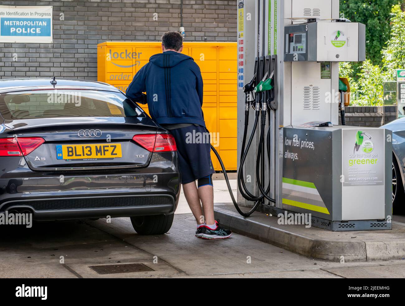 London. UK-06.26.2022. Ein Fahrer füllt sein Auto an einer Tankstelle mit Kraftstoff, wobei die Kraftstoffkosten zu einem Allzeithoch sind. Stockfoto