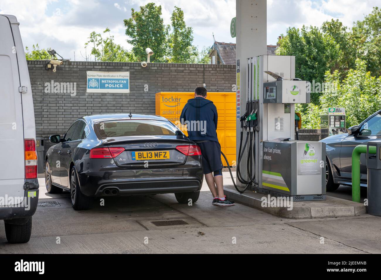 London. UK-06.26.2022. Ein Fahrer füllt sein Auto an einer Tankstelle mit Kraftstoff, wobei die Kraftstoffkosten zu einem Allzeithoch sind. Stockfoto