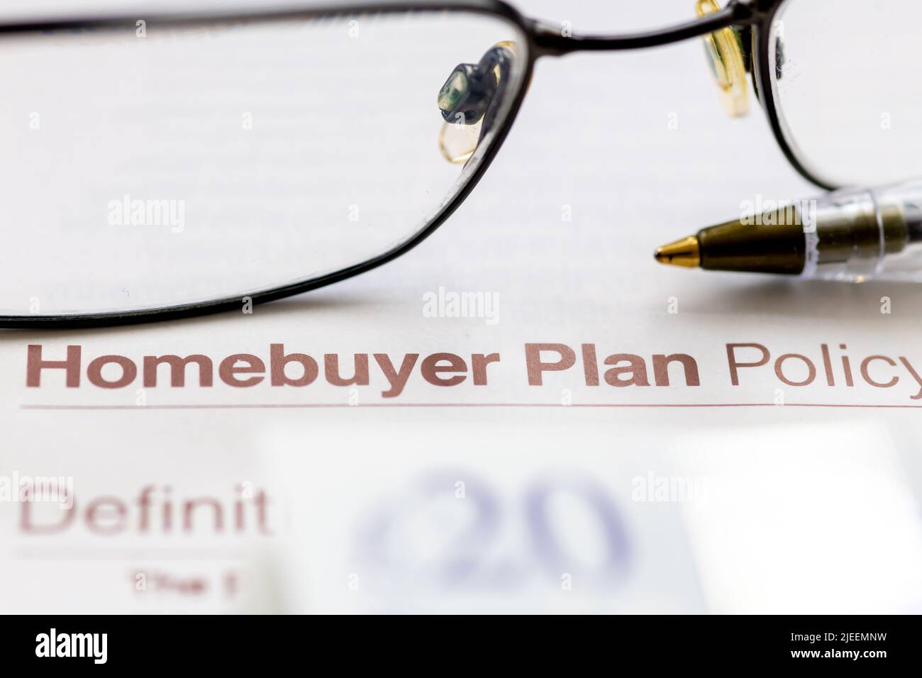 Nahaufnahme eines Lebensversicherungspolices für Hauskäufer, gezeigt mit einer Brille und Banknoten. Stockfoto