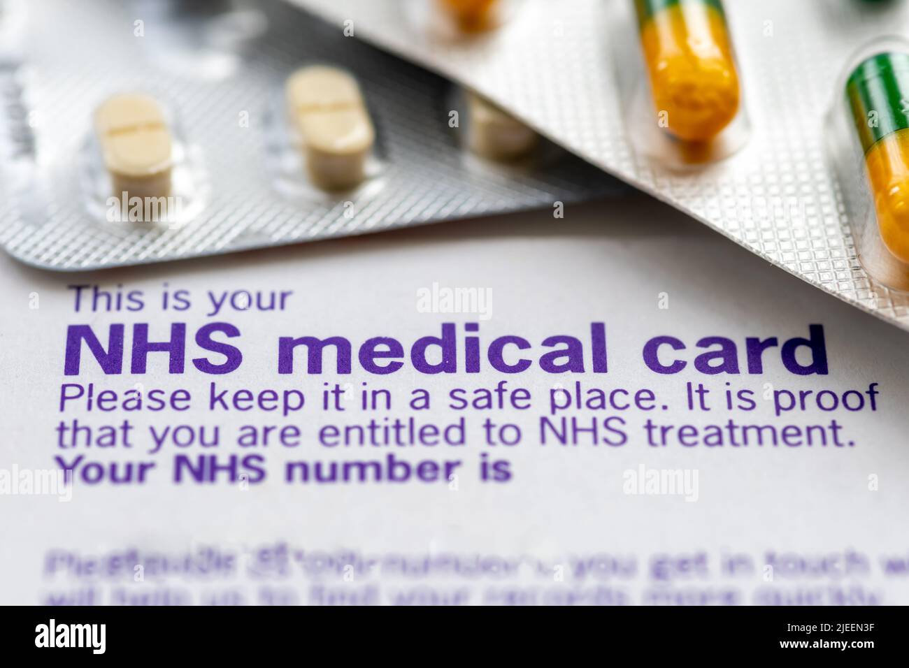 Nahaufnahme einer NHS-Krankenkarte mit dem Inhaber, der Anspruch auf kostenlose Gesundheitsversorgung in Großbritannien hat. Stockfoto