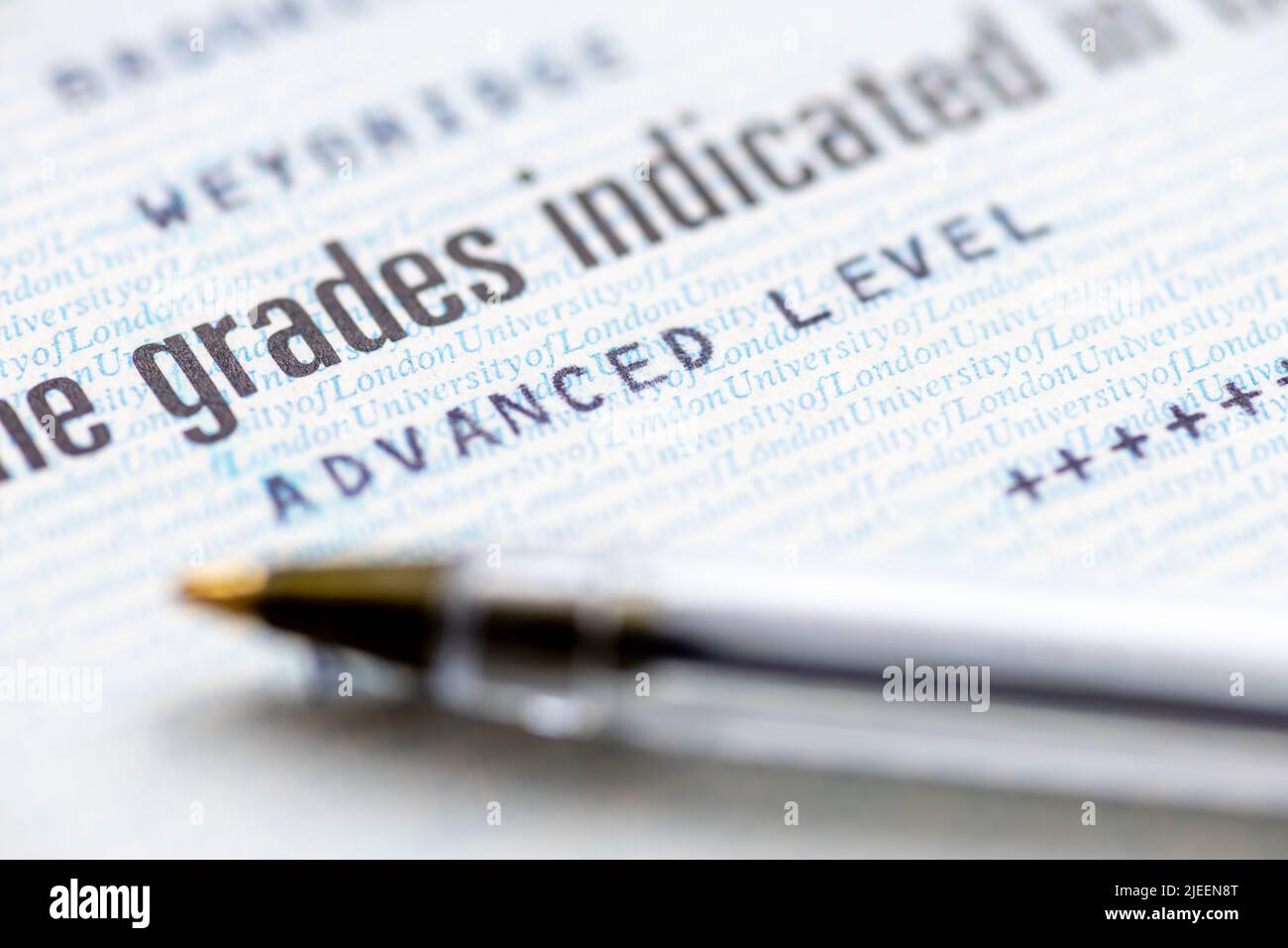 Ein britisches Bildungszertifikat mit dem Inhaber, der eine Note auf der Stufe „Advance“ zu einem Studienfach erhält. Stockfoto