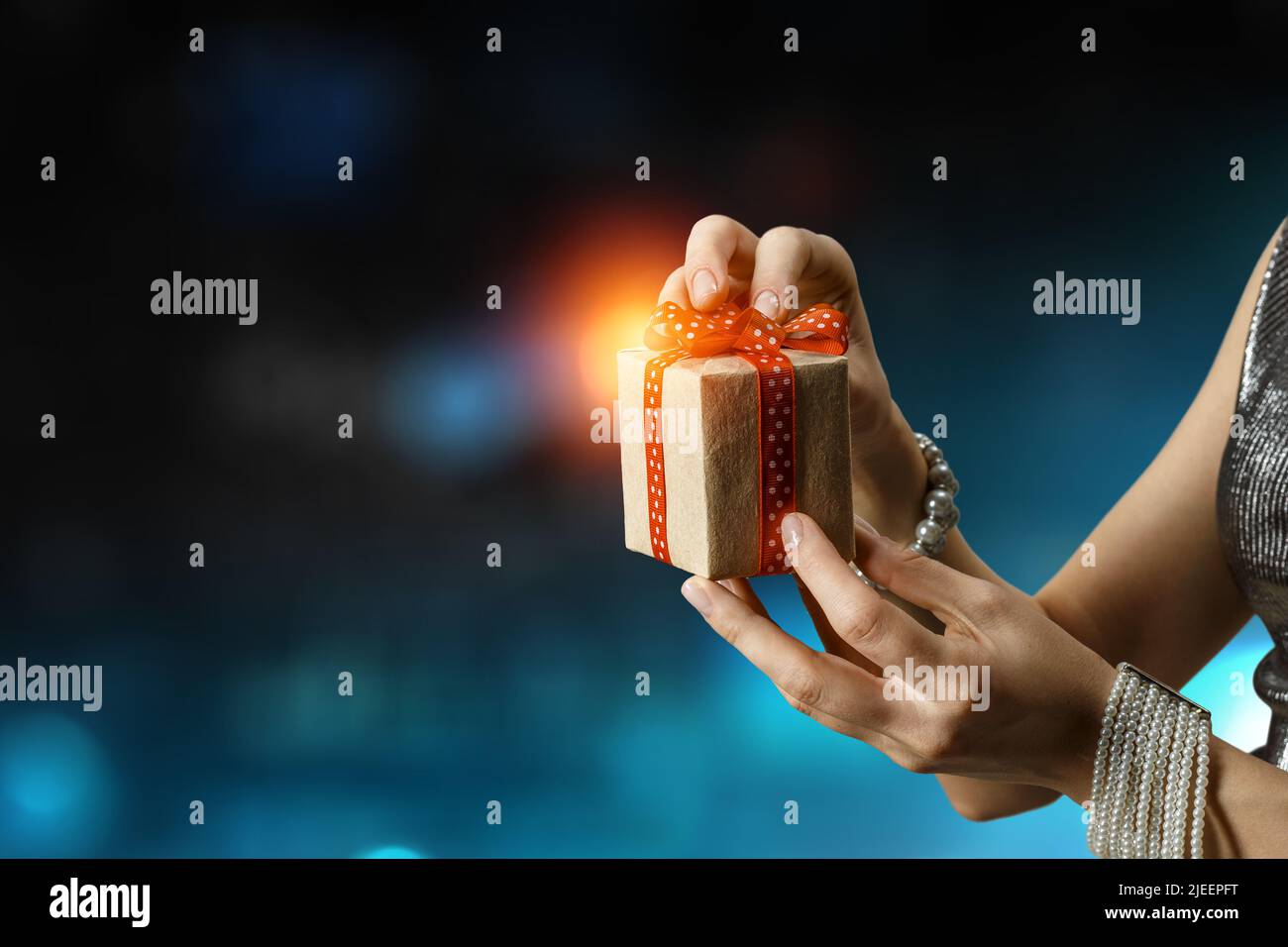 Nahaufnahme Hände geben Überraschung Geschenkbox Stockfoto