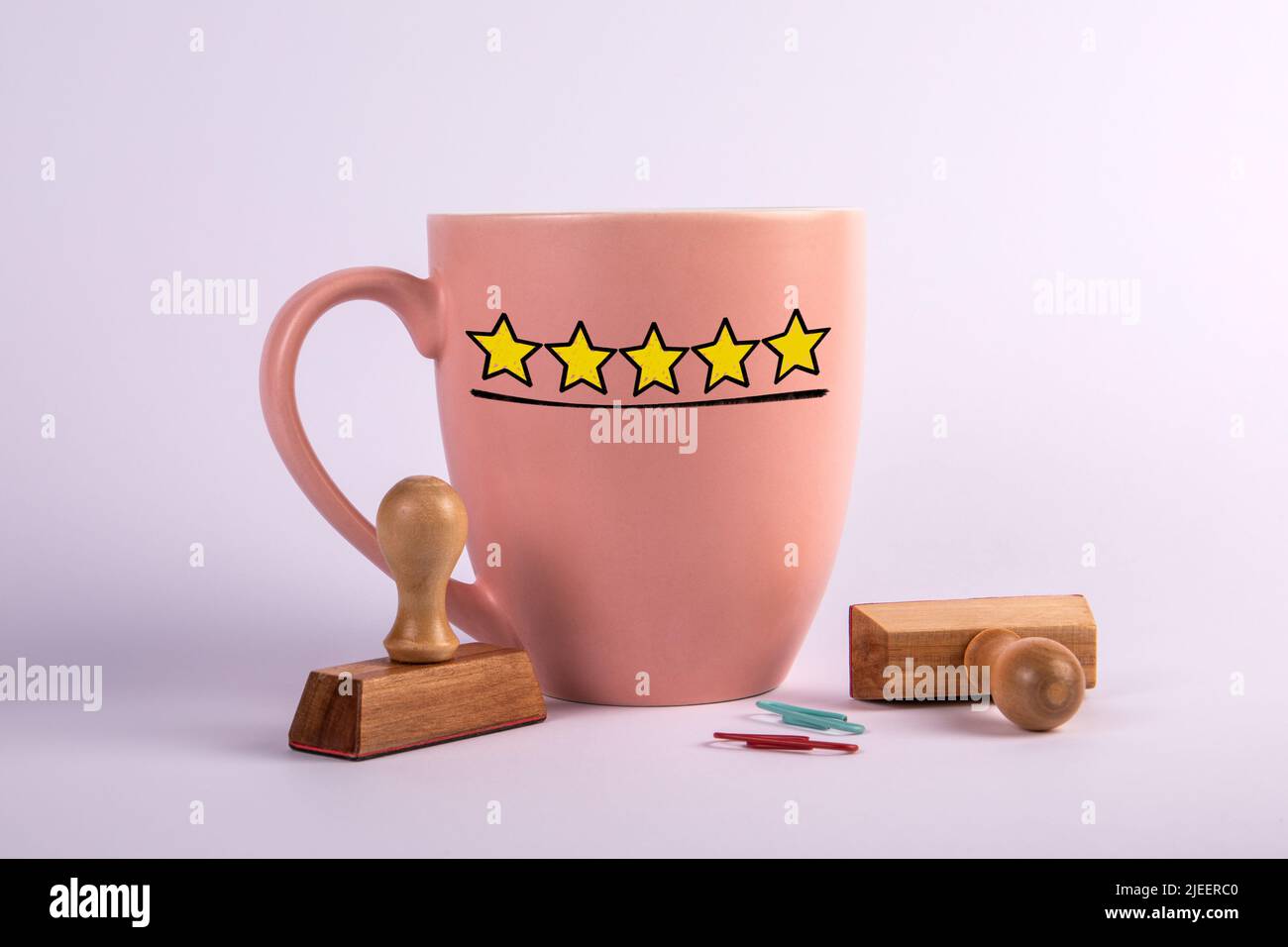 Fünf Sterne auf einem Becher. Das beste Konzept für exzellente Business Services zur Bewertung des Kundenerlebnisses. Stockfoto