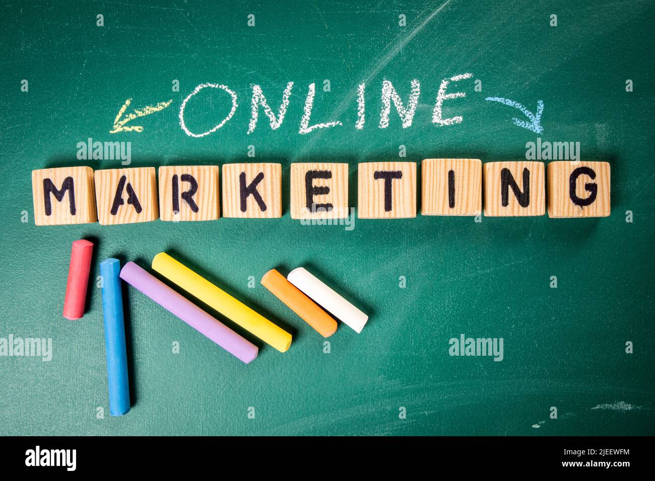Online Marketing Geschäftskonzept. Informationen auf einer grünen Tafel. Stockfoto