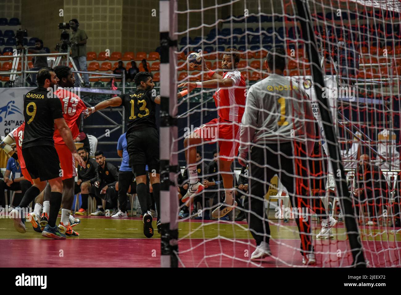 Hyderabad, Telangana, Indien. 26.. Juni 2022. Tag 5 von 24. Asian Men's Club League Handball Championship Group Eine Vorrunde toaday;s erstes Spiel zwischen Al Arabi von Katar und Al Qadsyia von Kuwait gespielt. (Bild: © Varun Kumar Mukhia/Pacific Press via ZUMA Press Wire) Stockfoto