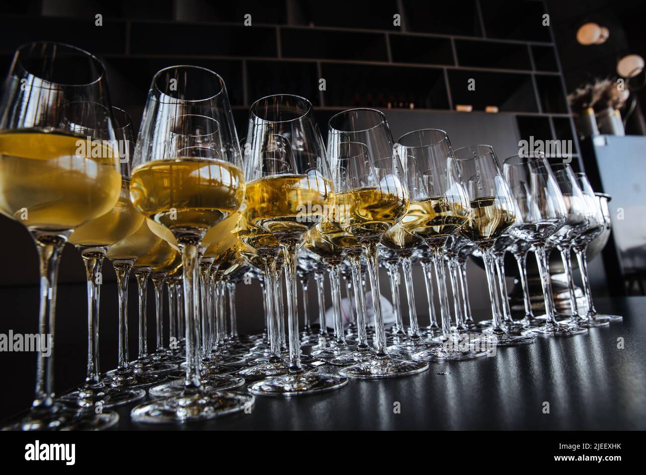 Stilvoller goldener Champagner in Gläsern. Jubiläumsfeier Konzept, weihnachtsfeier. Luxus-Catering am Fest. Stockfoto