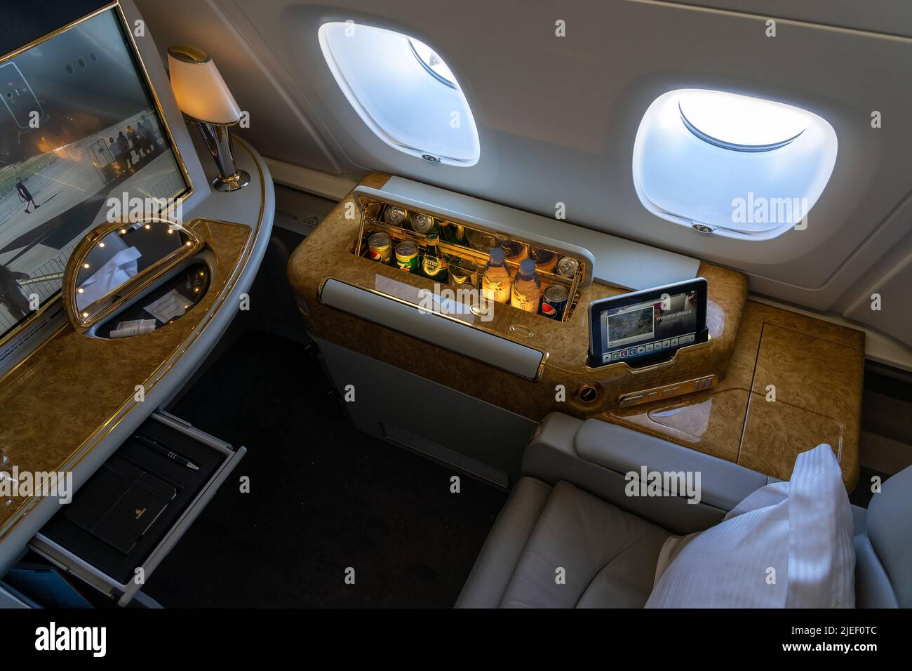 BERLIN, DEUTSCHLAND - 23. JUNI 2022: Interieur der Business Class des weltweit größten Flugzeugs Airbus A380-800. Emirates Airline. Stockfoto