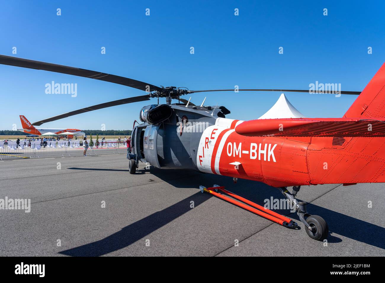 Mittlerer Militärhubschrauber Sikorsky UH-60A Black Hawk, der von der Slowakischen Ausbildungsakademie eingesetzt wird. Ausstellung ILA Berlin Air Show 2022 Stockfoto