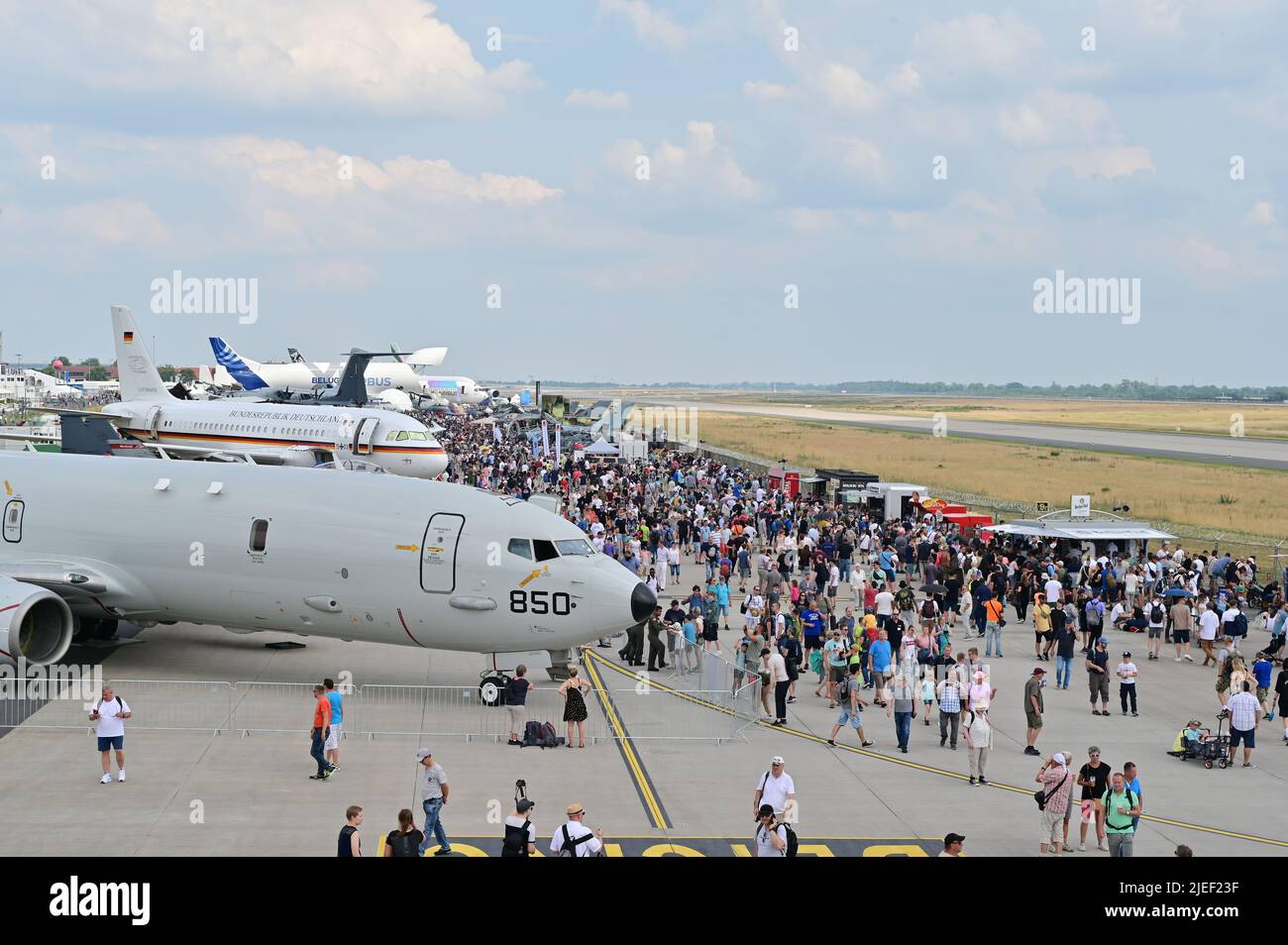 Blick auf das Publikum von der Spitze eines US-amerikanischen C-17 Globemaster III, der als statisches Flugzeug an der Innovation and Leadership in Aerospace Berlin teilnahm, die am 26. Juni 2022 im Berlin Expo Center Airport, Berlin Brandenburg International Airport, stattfand. Die ILA Berlin ist eine der weltweit führenden Messen und findet alle zwei Jahre statt, mit einer erwarteten Teilnehmerzahl von 200.000 in diesem Jahr. Die Teilnahme des US-Militärs an der Veranstaltung spielt eine wichtige Rolle bei der Demonstration des Engagements der USA für europäische Alliierte und Partner und bei der Hervorhebung der US-Fähigkeiten für verschiedene Zielgruppen Air Force Pho Stockfoto