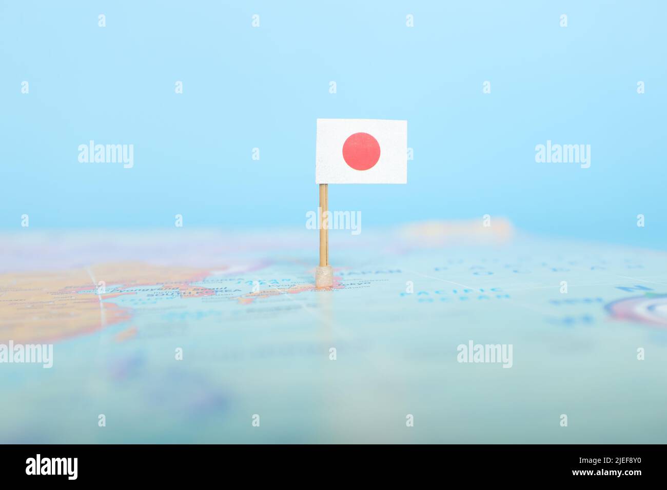 Selektiver Fokus der japanischen Flagge auf der Weltkarte. Japan Land Lage und Souveränität Konzept. Stockfoto