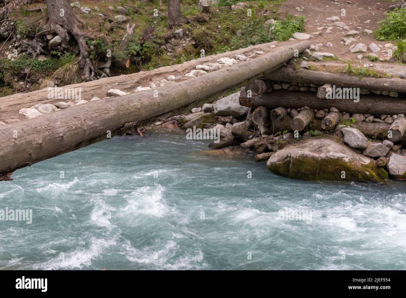 Baumstammbrücke über einen Fluss in Kumrat, Pakistan Stockfoto
