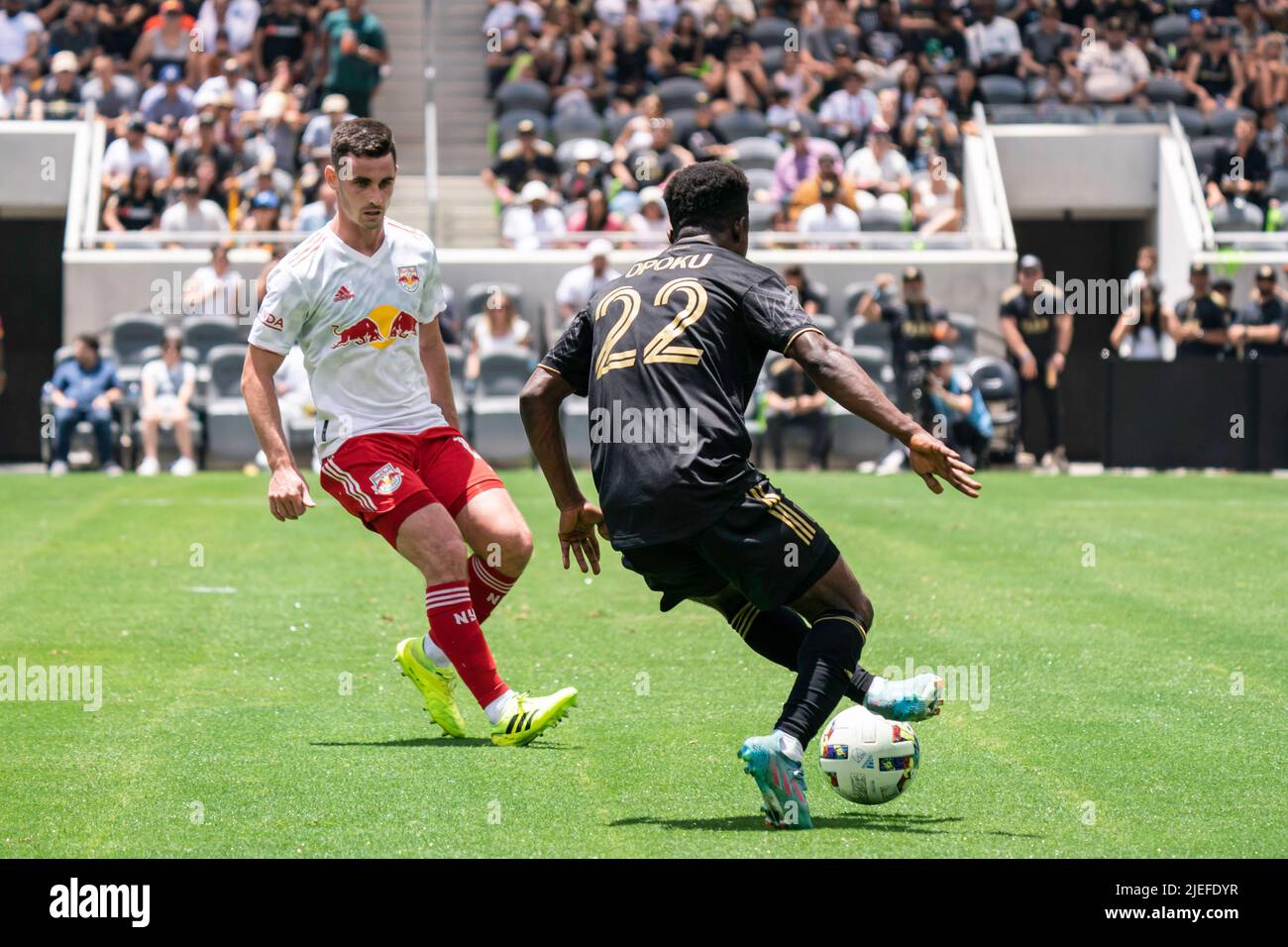 Der Los Angeles FC-Stürmer Kwadwo Opoku (22) wird am Sonntag, den 26. Juni 2022, von dem New Yorker Red Bulls-Verteidiger Dylan Nealis (12) bei einem MLS-Spiel verteidigt Stockfoto