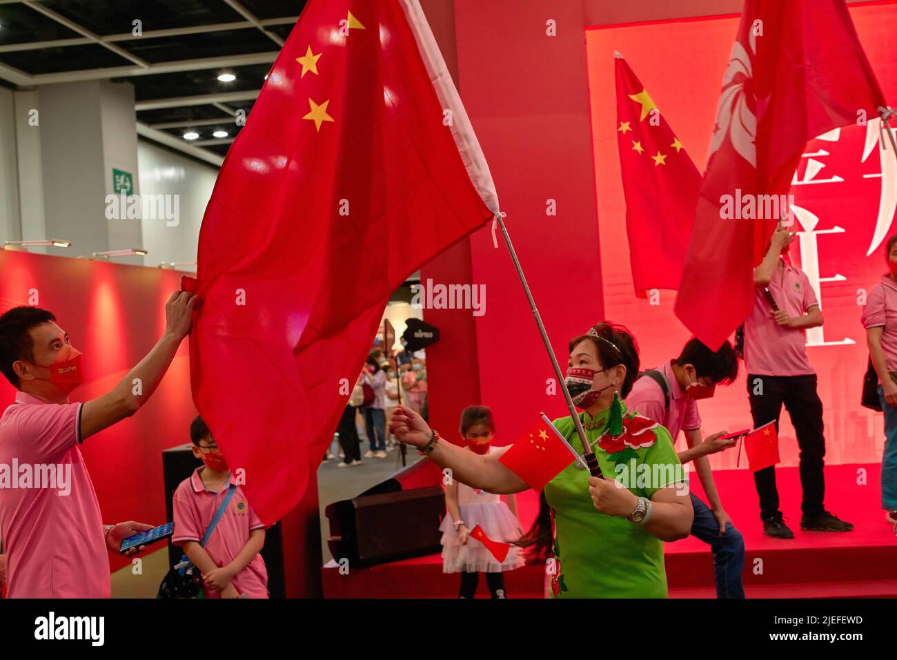Hongkong, China. 26.. Juni 2022. Chinesische und Hongkonger Fans winken bei einer Ausstellung zum 25.. Jahrestag der Rückkehr ins Mutterland im Hongkonger Wan Chai-Distrikt Hongkong bereitet den 25.. Jahrestag der Rückkehr ins Mutterland vor. Kredit: SOPA Images Limited/Alamy Live Nachrichten Stockfoto