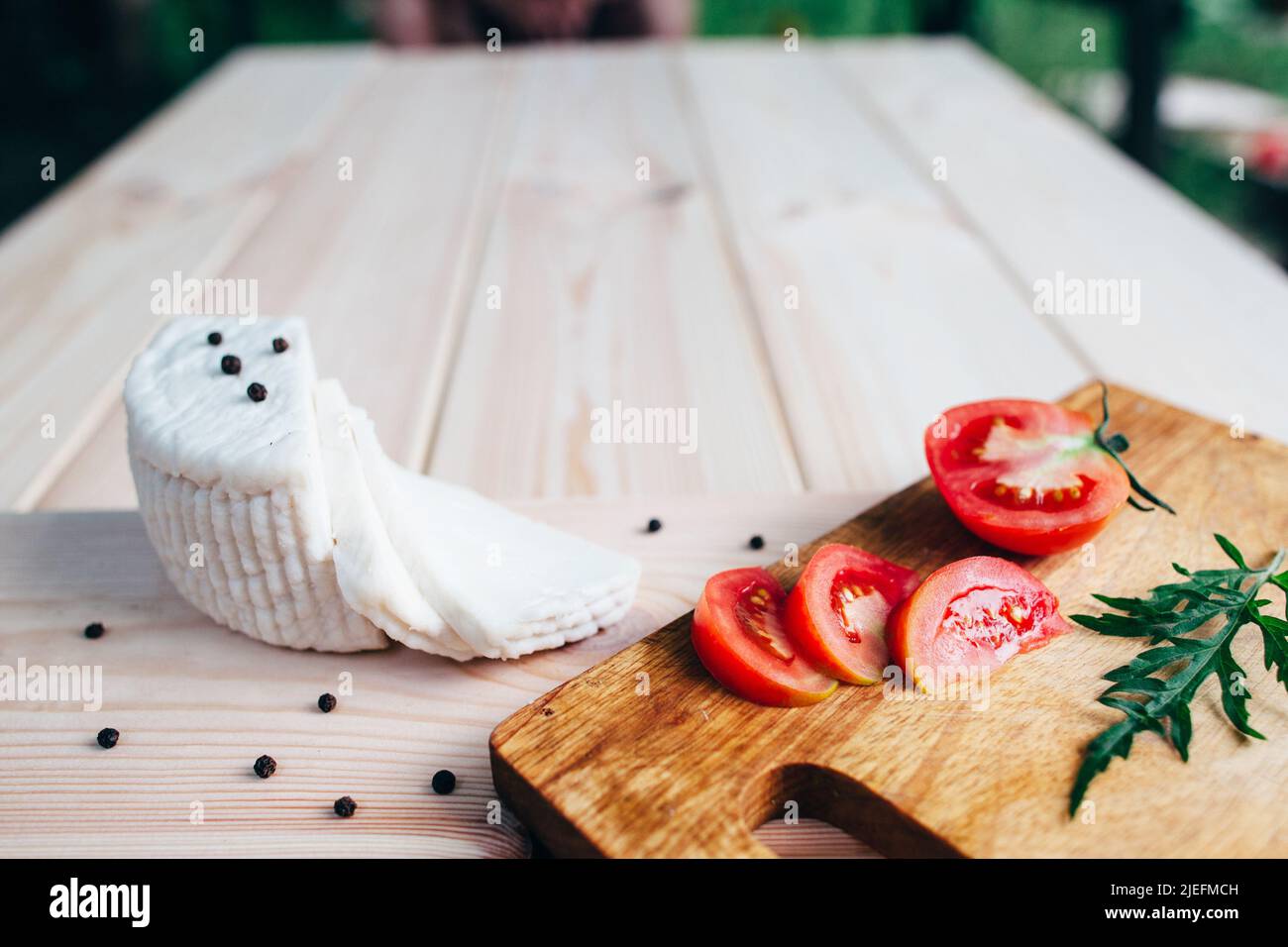 Gesundes Essen: Käse, Tomaten auf Holzboden Stockfoto