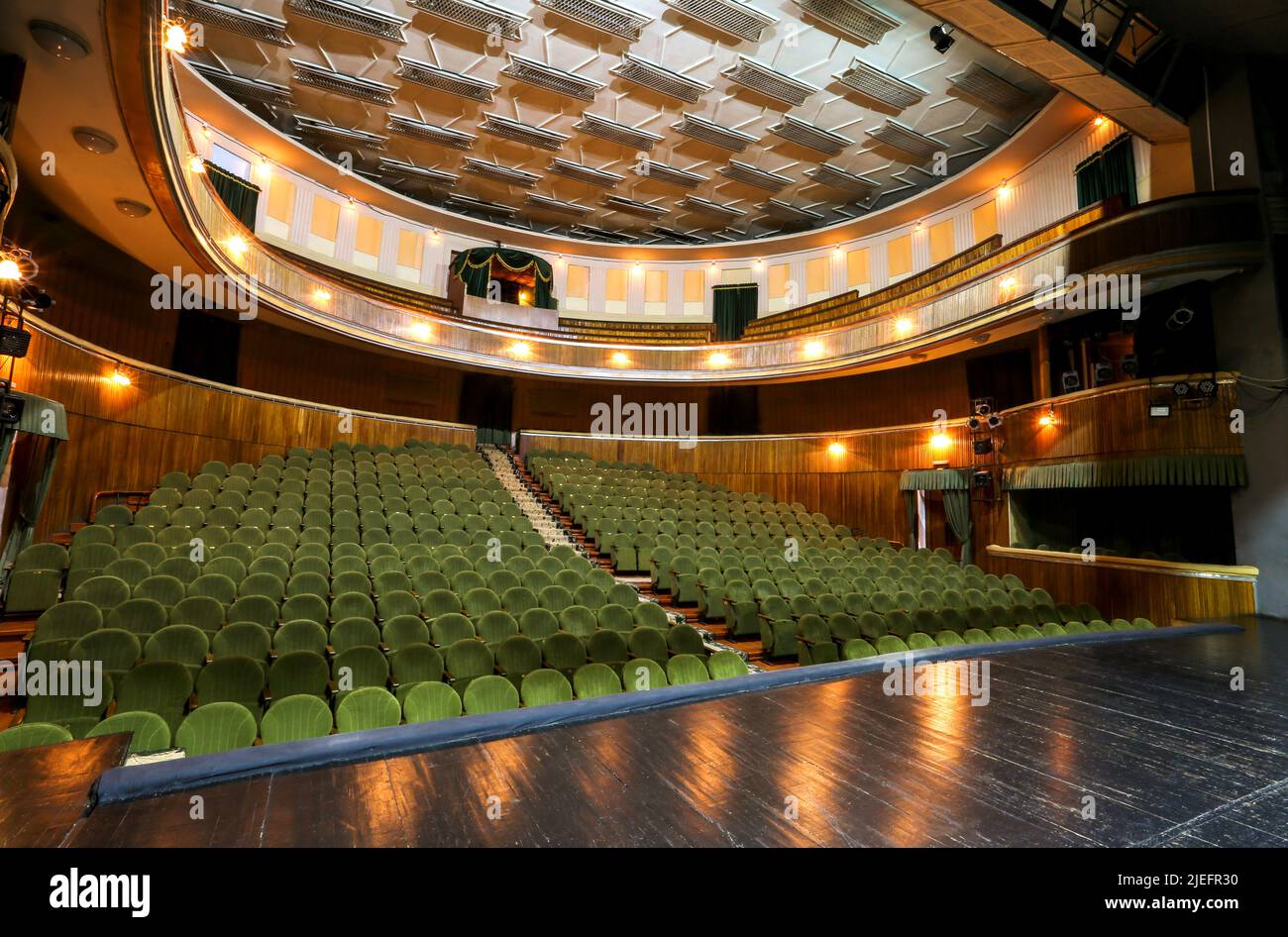 Bild Theater Balkon Parterre Bett Bühne Scheinwerfer Stockfotografie - Alamy