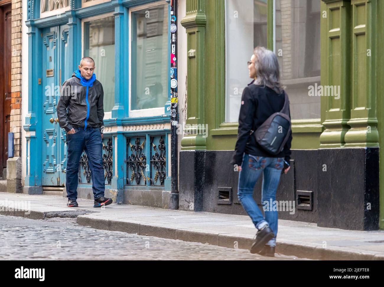 Dublin, Irland - 3. Juni 2022: Geschäftiges Alltagsleben von Touristen und Stadtbewohnern in Dublin, Irland. Fremde in Temple Bar. Stockfoto
