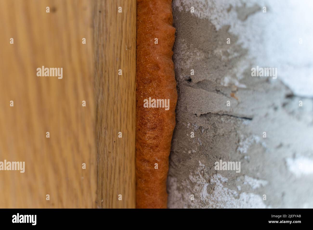 Der Spalt zwischen Fenster und Wand ist aus nächster Nähe mit Befestigungsschaum gefüllt Stockfoto