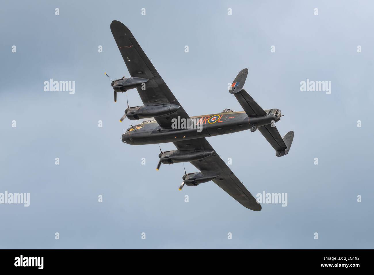Ein Avro Lancaster Bomber im Flug. Es ist ein Bomber, der während des Zweiten Weltkriegs verwendet wurde. Von unten gesehen Stockfoto