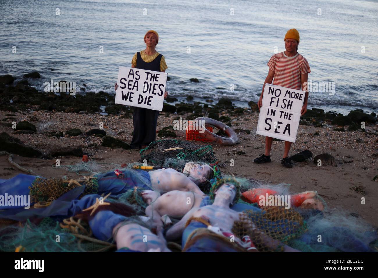 Am ersten Tag der UN-Ozeankonferenz am Strand von Cais das Colunas in Lissabon, Portugal, protestieren Aktivisten im Morgengrauen, um die Staats- und Regierungschefs der Welt zu drängen, alle nationalen Kraftstoffsubventionen für Fischereiflotten zu beenden. Der 27. Juni 2022. REUTERS/Pedro Nunes Stockfoto