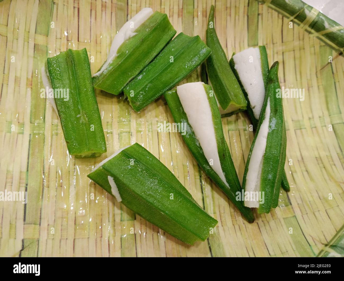 Gemse, Okra, Essen, Scheiben, Teller aus Bambus Stockfotografie - Alamy