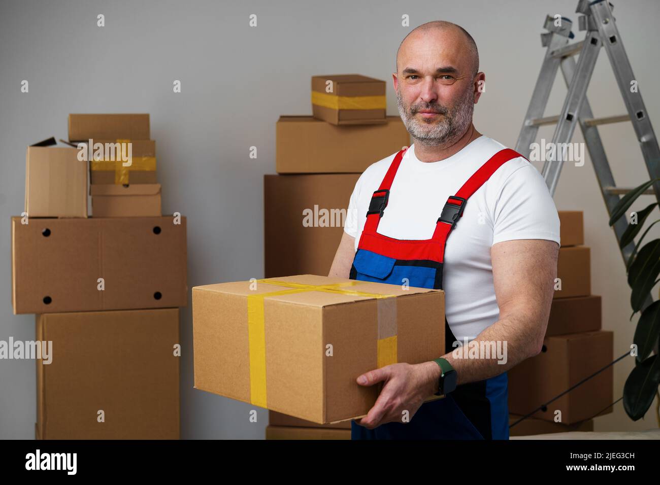 Mann im mittleren Alter in uniformem Karton, Porträt Stockfoto