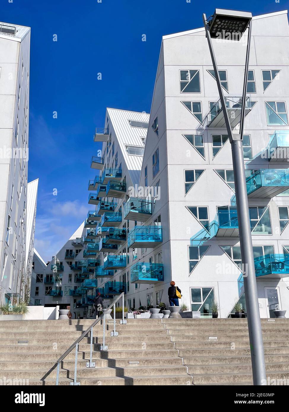 Isbjerget (der Eisberg) ist ein Wohnhaus im Stadtteil Aarhus Docklands. Es besteht aus vier Gebäuden und wurde nach Eisbergen entworfen Stockfoto