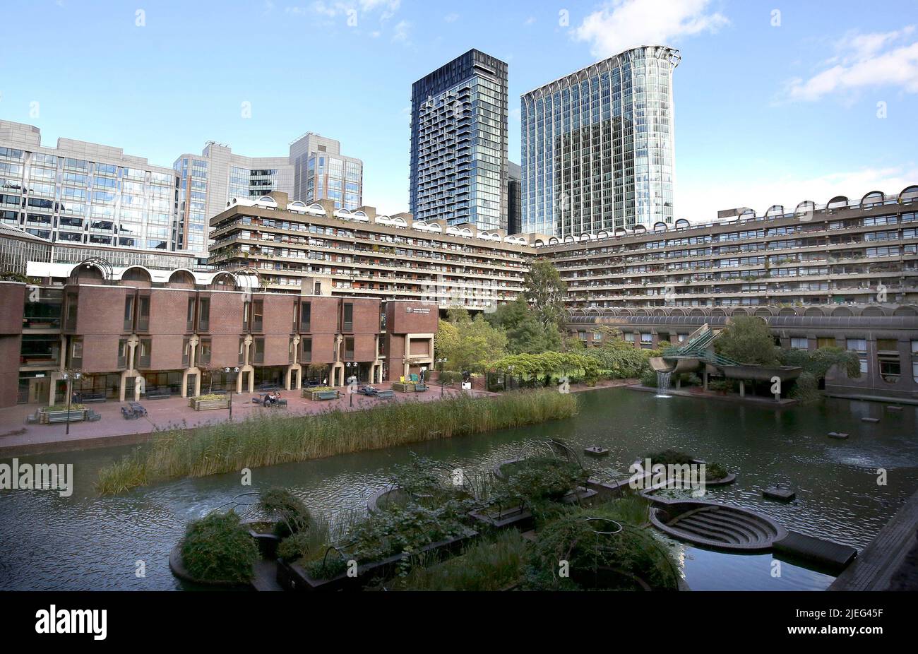 Datei-Foto vom 24/09/14 von einem Teil des Barbican Housing Estate und der Guildhall School of Music and Drama in der City of London, als eine Kampagne gestartet wurde, die die City of London Corporation auffordert, ihre Entscheidung zum Abriss historischer Gebäude, einschließlich des Museum of London, zu überdenken, Im Barbican der Hauptstadt. Stockfoto