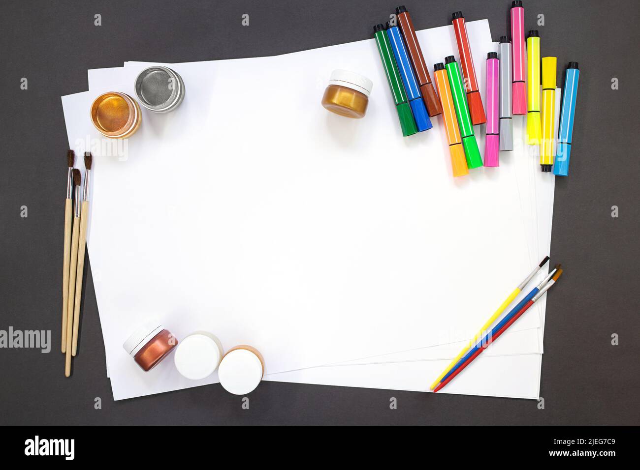 Farben, Pinsel, Filzstifte zum Zeichnen mit weißem Papier. Bildungskonzept, zurück zur Schule. Speicherplatz kopieren Stockfoto