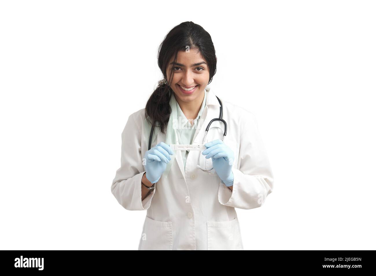 Venezolanische Ärztin zeigt einen Covid-19 negativen Antigen-Test, isoliert. Stockfoto