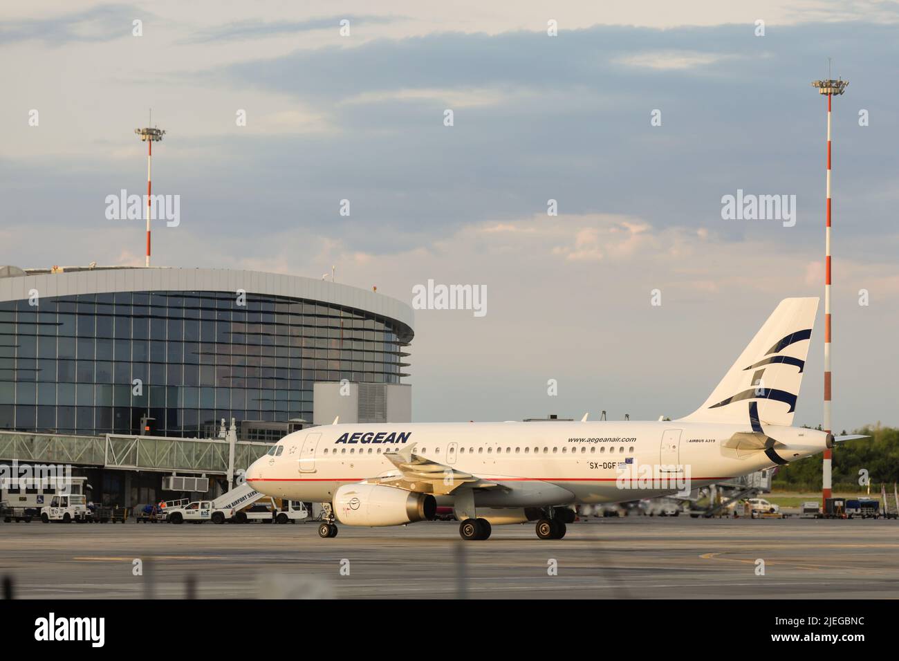 Otopeni, Rumänien - 26. Juni 2022: Aegean Airline Flugzeug auf dem Henri Coanda Airport. Stockfoto