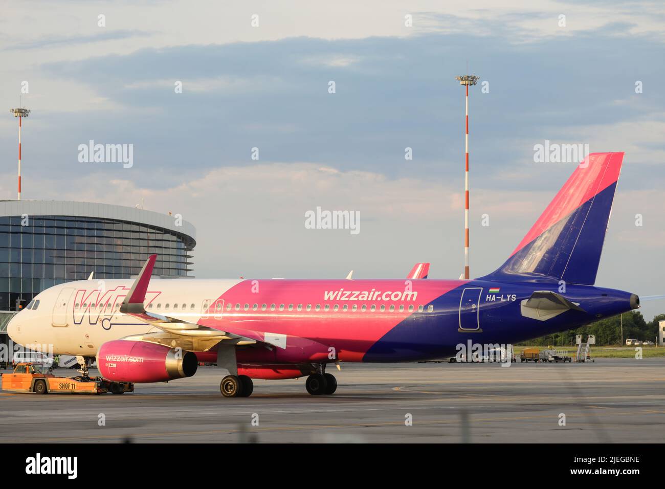 Otopeni, Rumänien - 26. Juni 2022: Wizzair-Flugzeug auf dem Flughafen Henri Coanda. Stockfoto