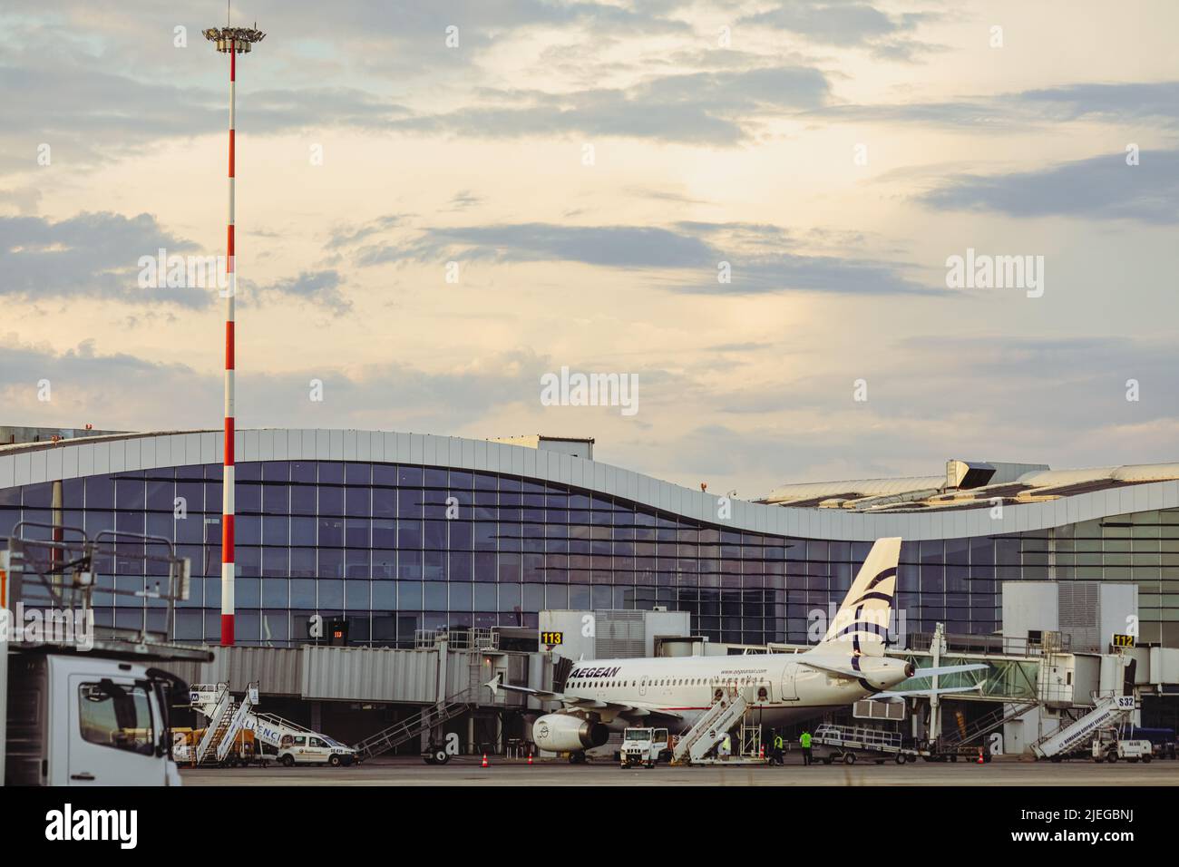 Otopeni, Rumänien - 26. Juni 2022: Aegean Airline Flugzeug auf dem Henri Coanda Airport. Stockfoto
