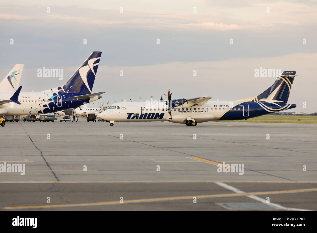 Otopeni, Rumänien - 26. Juni 2022: Flugzeug der Fluggesellschaften Tarom und Blue Air auf dem Flughafen Henri Coanda. Stockfoto