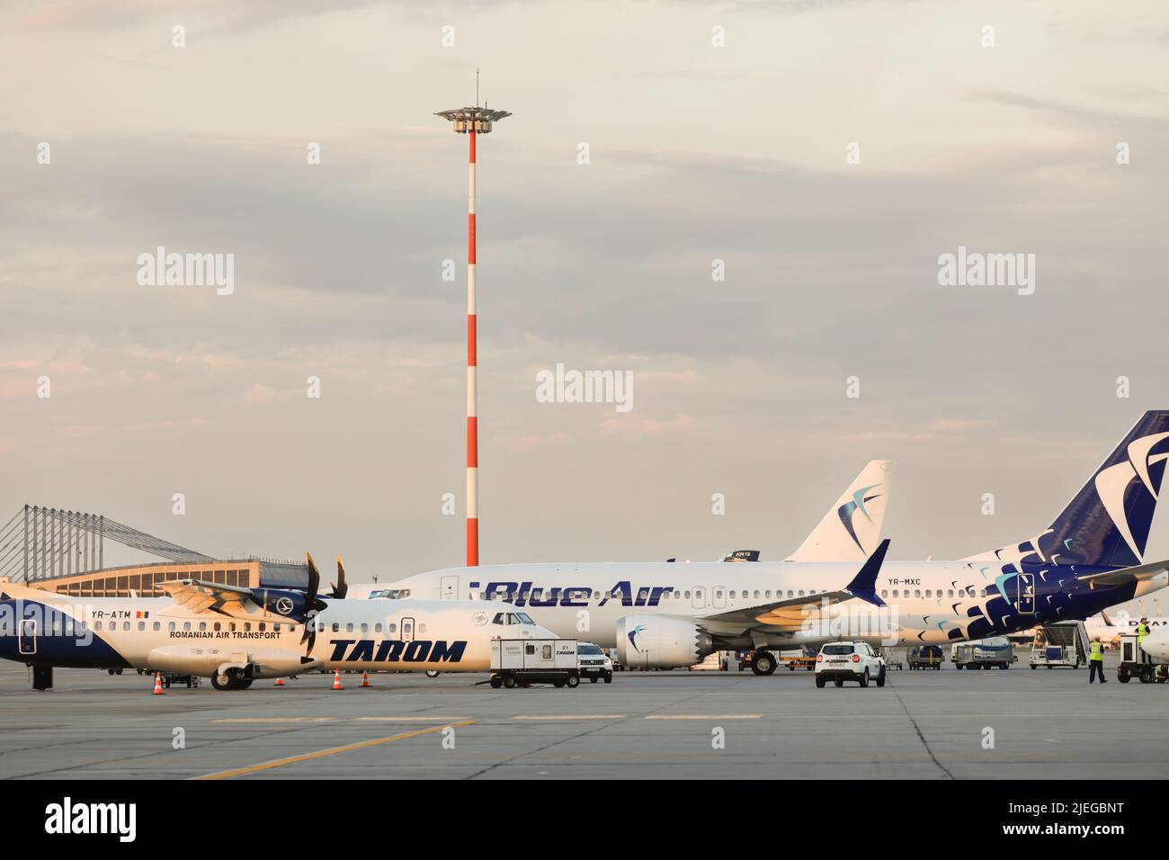 Otopeni, Rumänien - 26. Juni 2022: Flugzeug der Fluggesellschaften Tarom und Blue Air auf dem Flughafen Henri Coanda. Stockfoto