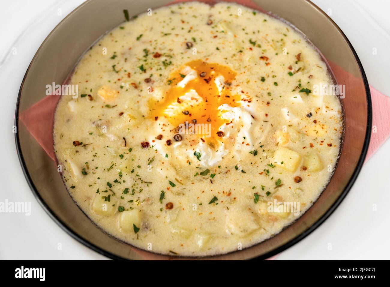 Kartoffelsuppe 'kulajda' mit Ei in brauner Platte, Nahauflagefläche. Traditionelle tschechische Suppe. Stockfoto