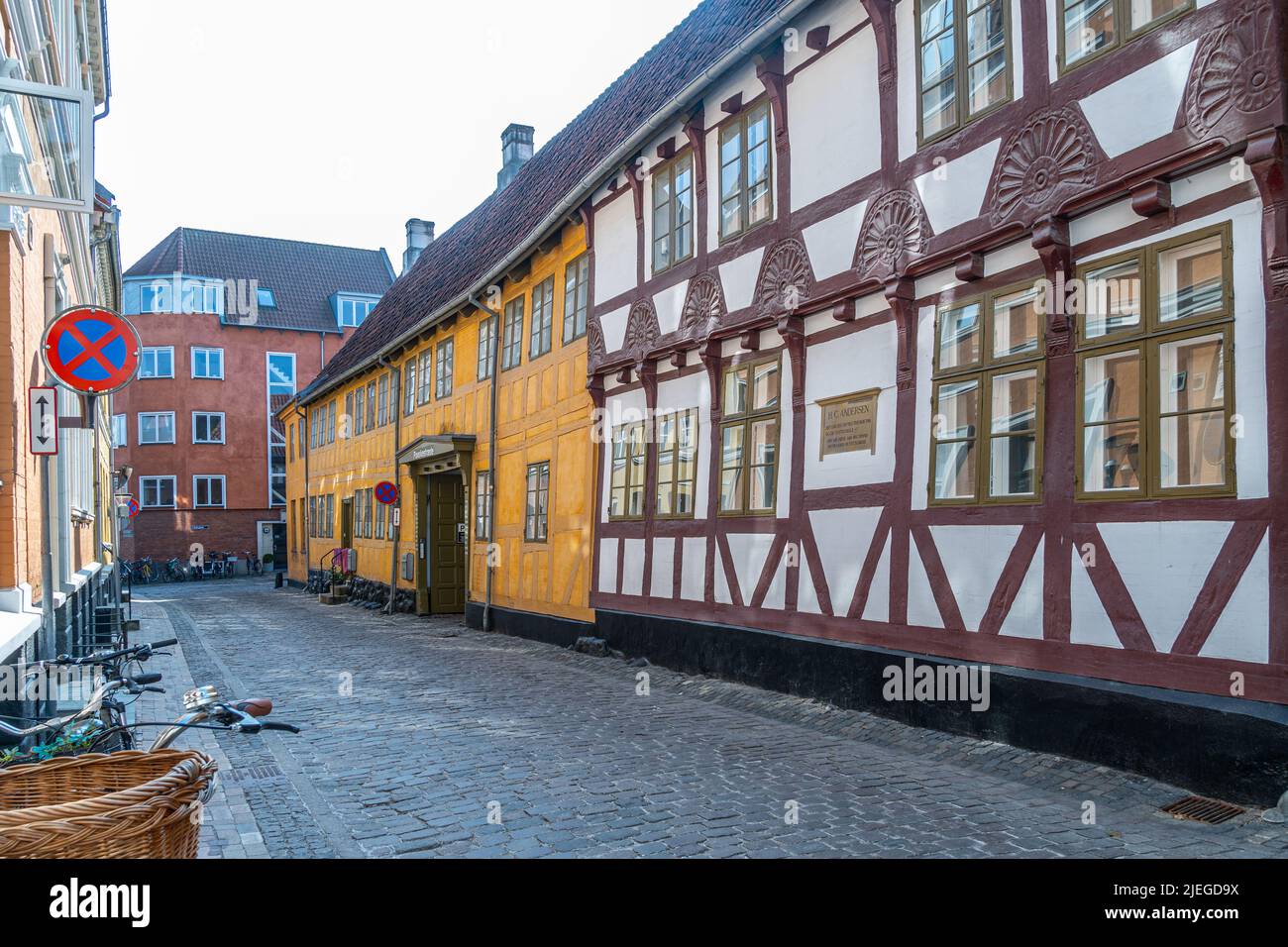 Traditionelle Fachwerkhäuser und alte gelbe Häuser im historischen Stadtzentrum von Odense. Odense, Fyn, Dänemark, Europa Stockfoto