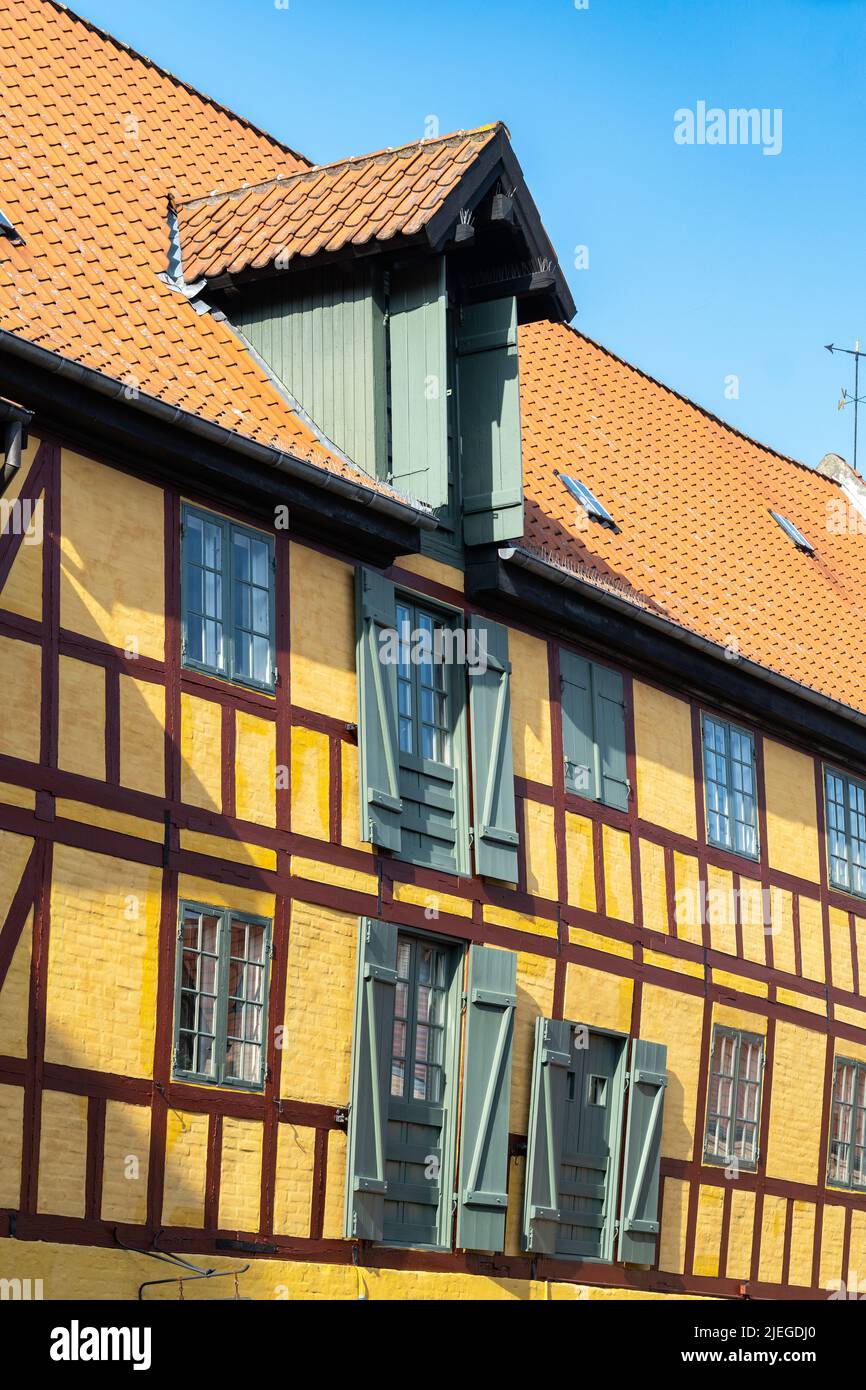 Traditionelle Fachwerkhäuser und alte gelbe Häuser im historischen Stadtzentrum von Odense. Odense, Fyn, Dänemark, Europa Stockfoto