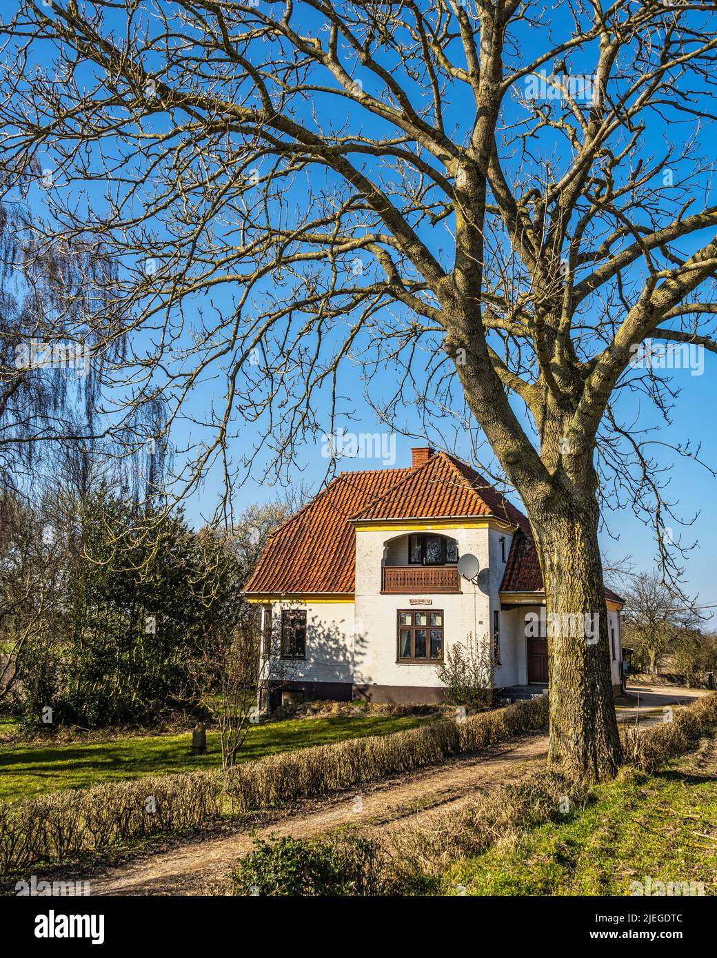 Typisches dänisches Landhaus mit einer Einfahrt. Assens, Dänemark, Europa Stockfoto