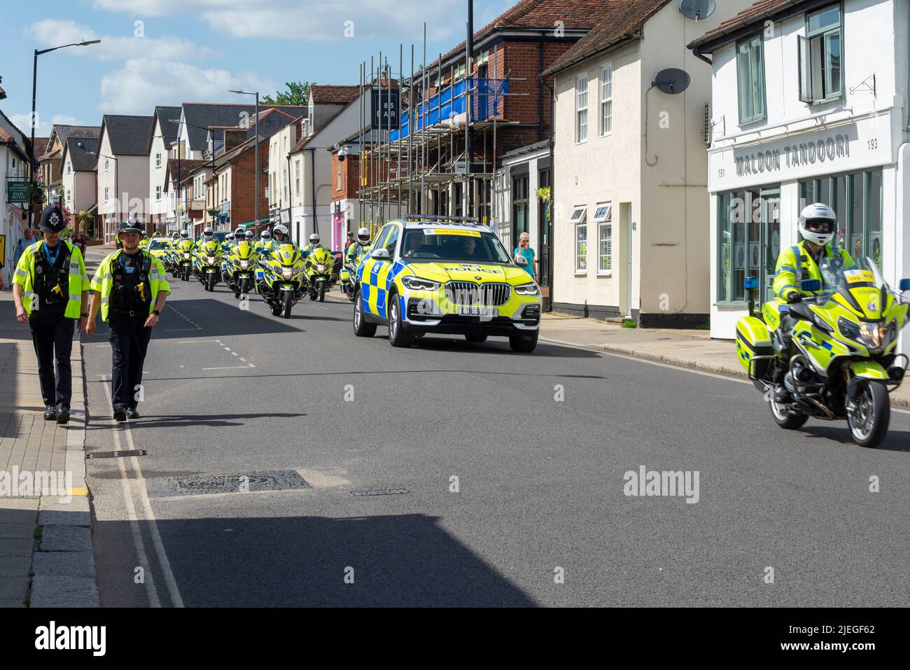 Polizeiautos und -Motorräder in Maldon, nachdem sie die rollenden Straßensperren für die Radrennetappe RideLondon Classique durch Essex in Betrieb genommen hatten. Polizeiarbeit Stockfoto