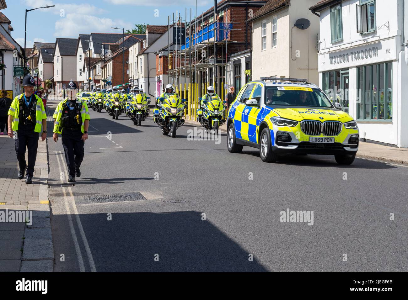 Polizeiautos und -Motorräder in Maldon, nachdem sie die rollenden Straßensperren für die Radrennetappe RideLondon Classique durch Essex in Betrieb genommen hatten. Polizeiarbeit Stockfoto