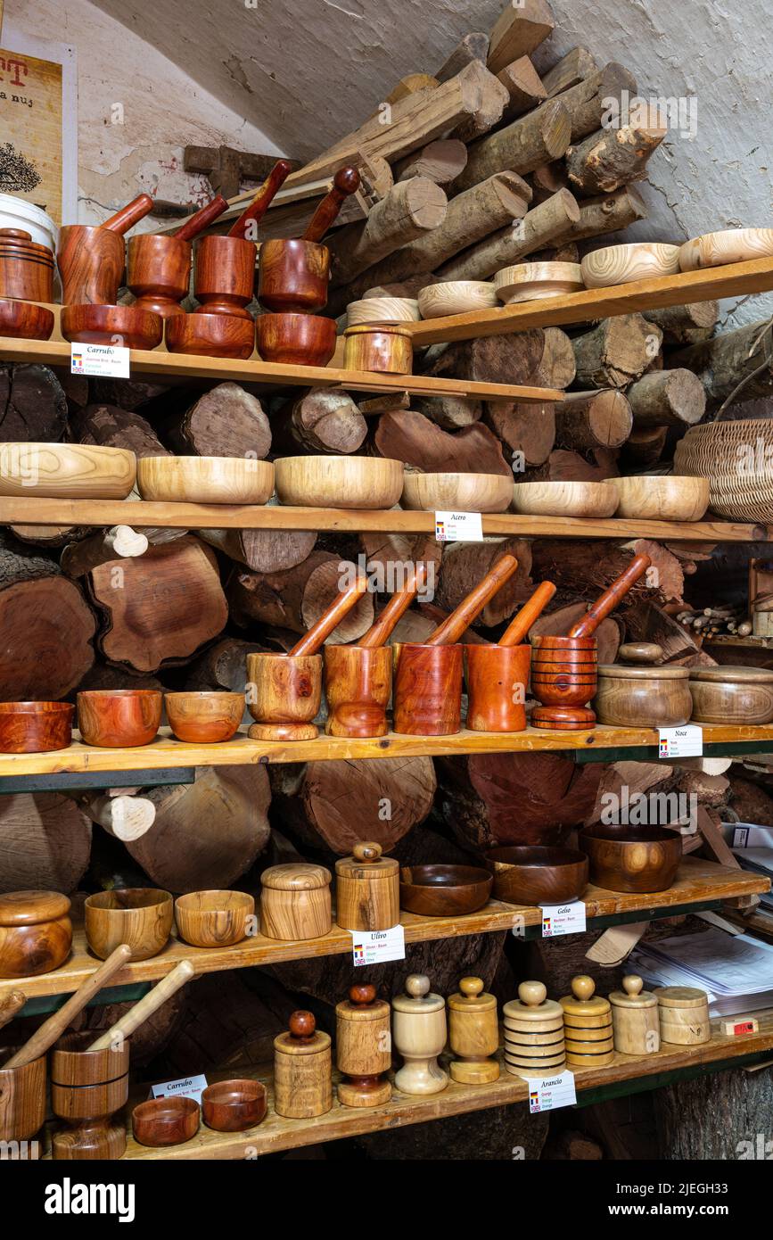 Die Produkte und die Werkstatt eines Handwerkers in Peschici. Peschici, Provinz Foggia, Apulien, Italien, Europa Stockfoto